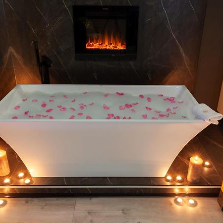 Royal Romantic Apartment With Bathtub Lviv Extérieur photo