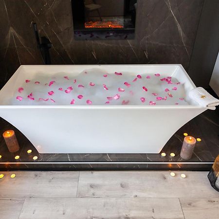 Royal Romantic Apartment With Bathtub Lviv Extérieur photo