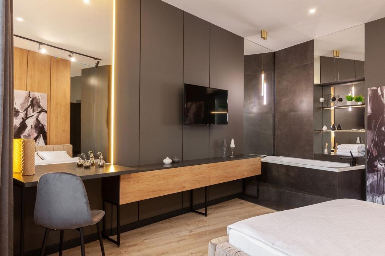 Royal Romantic Apartment With Bathtub Lviv Extérieur photo