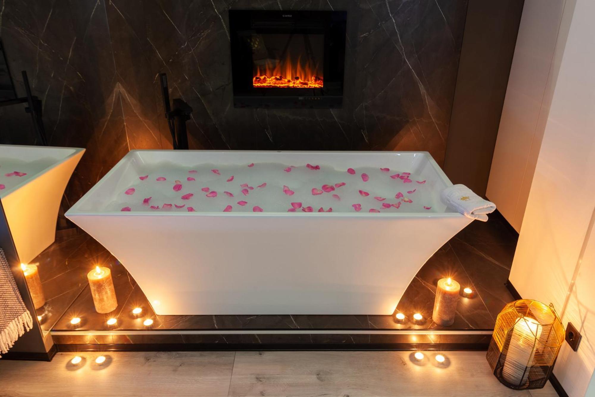 Royal Romantic Apartment With Bathtub Lviv Extérieur photo