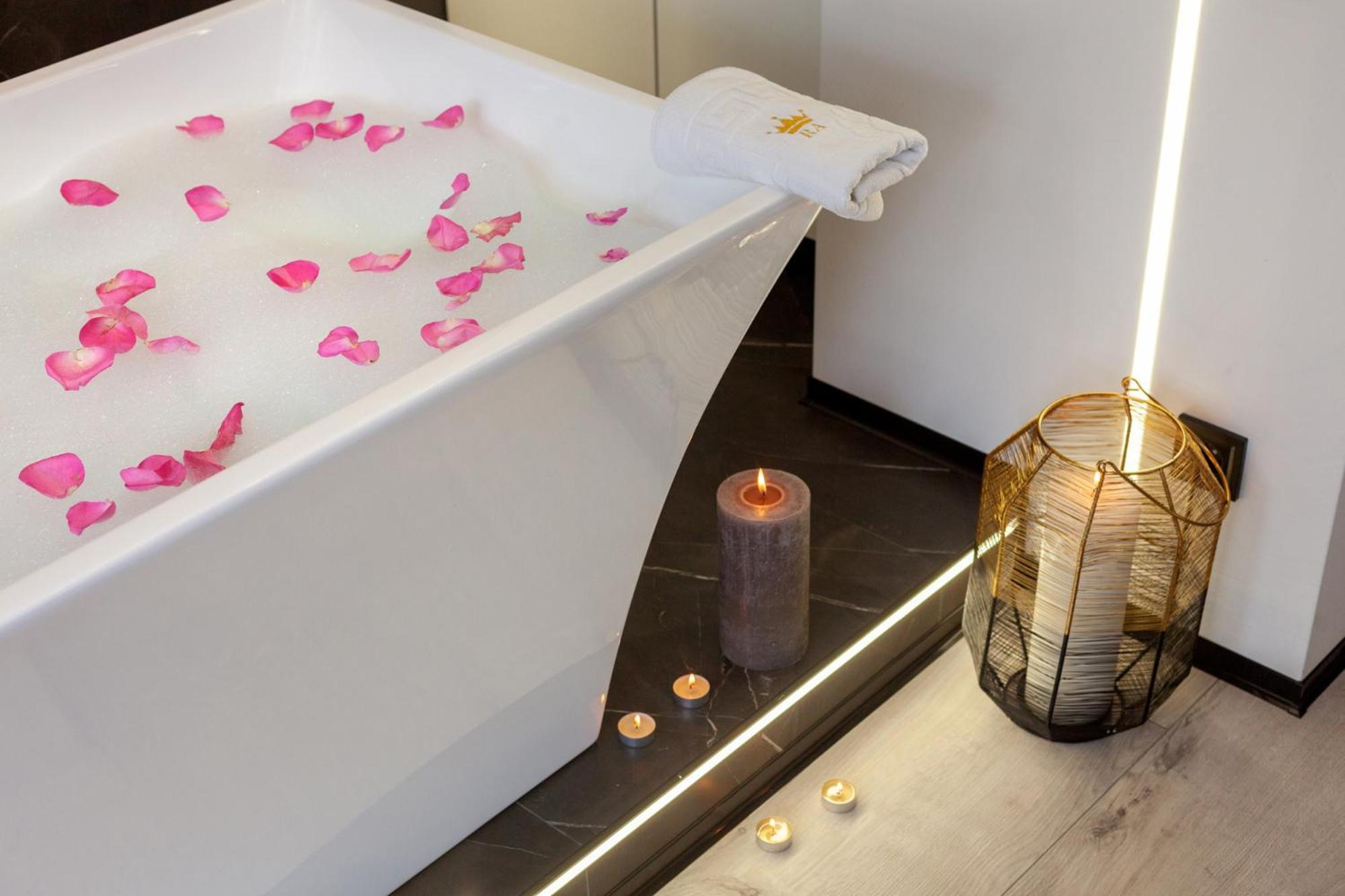 Royal Romantic Apartment With Bathtub Lviv Extérieur photo