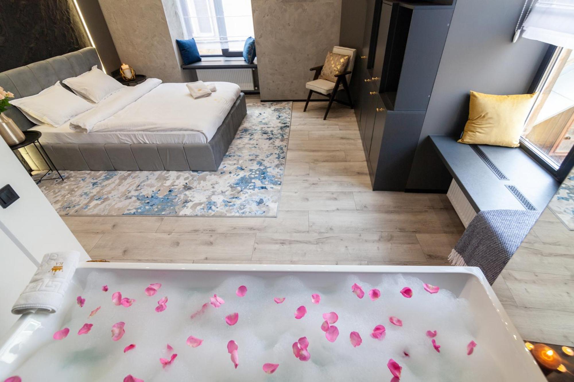Royal Romantic Apartment With Bathtub Lviv Extérieur photo