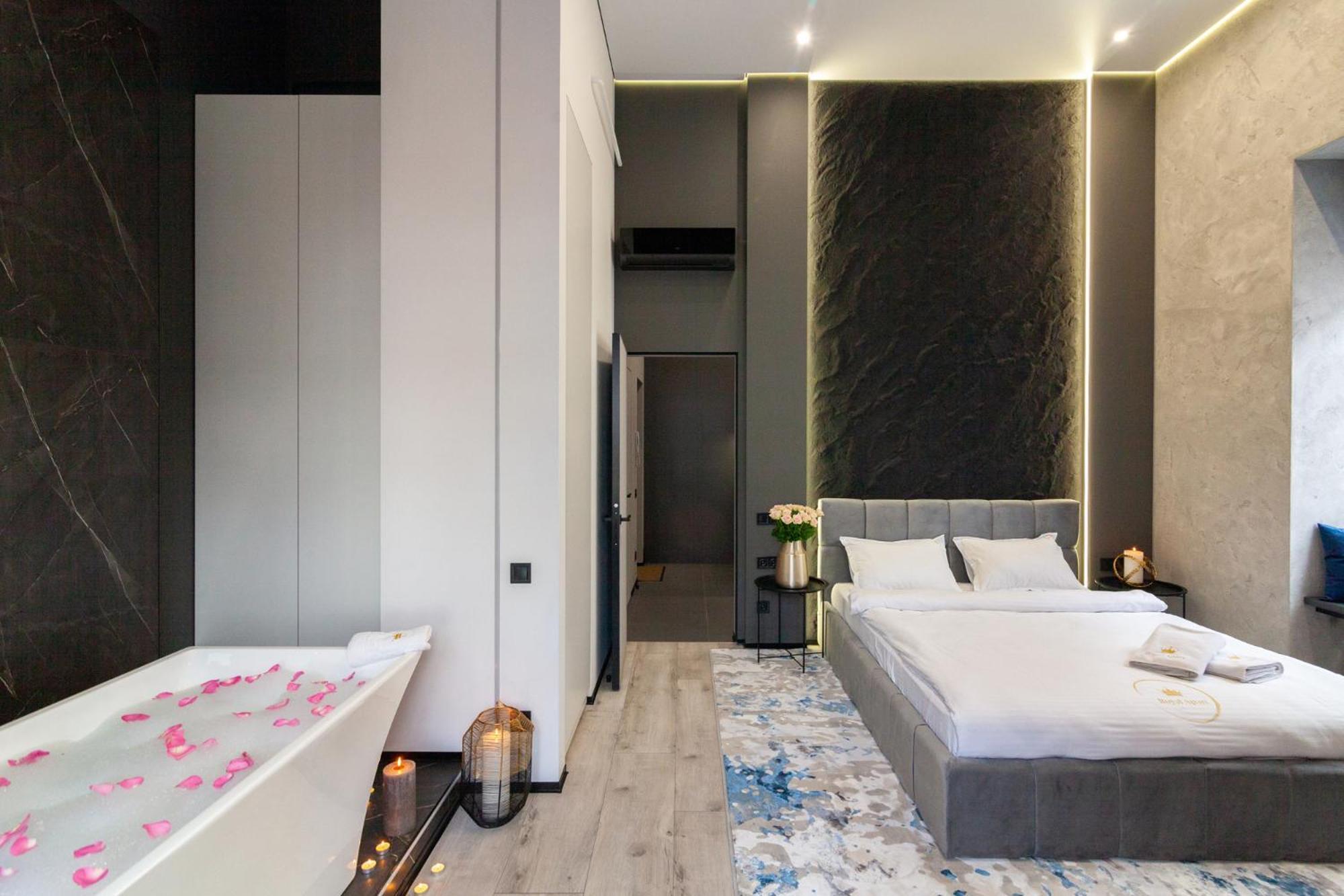 Royal Romantic Apartment With Bathtub Lviv Extérieur photo