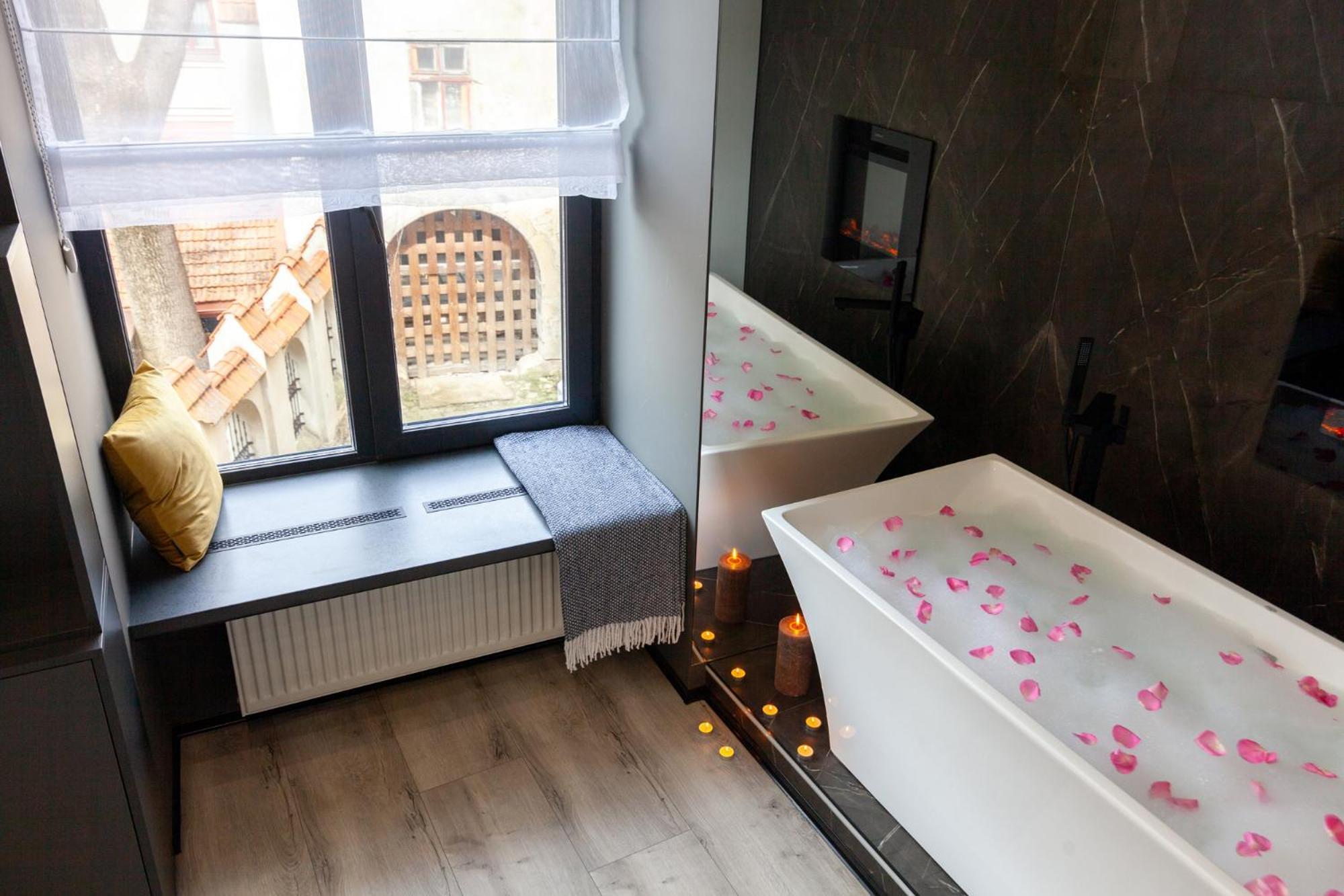 Royal Romantic Apartment With Bathtub Lviv Extérieur photo