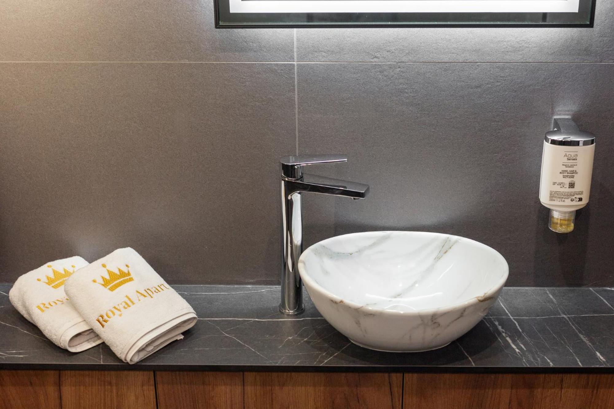 Royal Romantic Apartment With Bathtub Lviv Extérieur photo