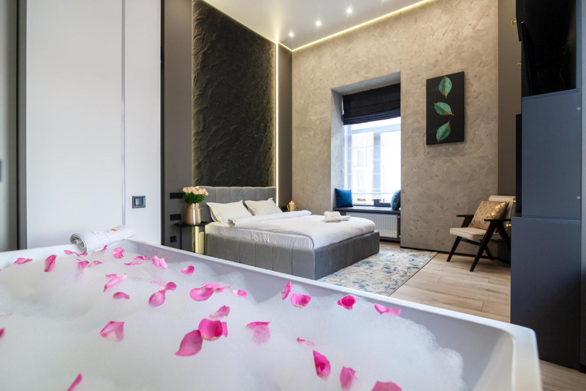 Royal Romantic Apartment With Bathtub Lviv Extérieur photo
